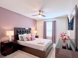 Beautiful 5 Bedroom Town Home with Splash Pool 5 Home by RedAwning