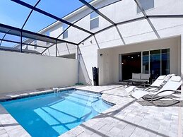 Beautiful 5 Bedroom Town Home with Splash Pool 5 Home by RedAwning