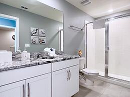 Beautiful 5 Bedroom Town Home with Splash Pool 5 Home by RedAwning