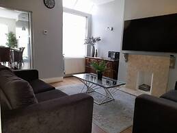 Stylish 4 bed House - 15 min to Manchester Centre