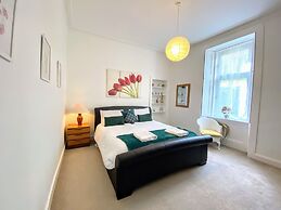 Outstanding, Georgian Flat Overlooking the bay