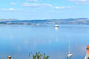 Outstanding, Georgian Flat Overlooking the bay