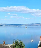 Outstanding, Georgian Flat Overlooking the bay