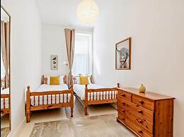 Outstanding, Georgian Flat Overlooking the bay