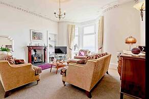 Outstanding, Georgian Flat Overlooking the bay