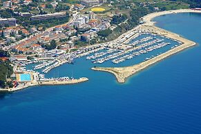 Modern Apartment With Balcony, Near Shopping Mall