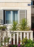 Modern Apartment With Balcony, Near Shopping Mall