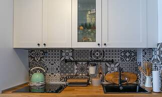 Modern Apartment With Balcony, Near Shopping Mall