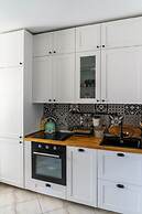 Modern Apartment With Balcony, Near Shopping Mall