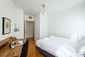 Stylish 3-BR Apt w Balcony and Parking