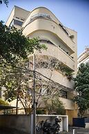 Stylish 3-BR Apt w Balcony and Parking