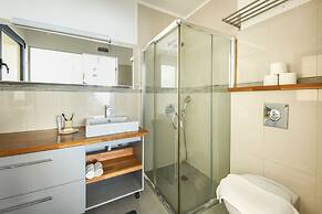 Stylish 3-BR Apt w Balcony and Parking