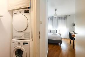 Stylish 3-BR Apt w Balcony and Parking