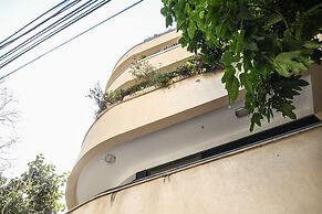 Stylish 3-BR Apt w Balcony and Parking