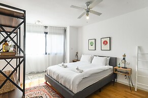 Stylish 3-BR Apt w Balcony and Parking