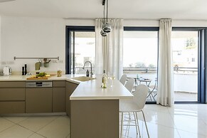 Stylish 3-BR Apt w Balcony and Parking