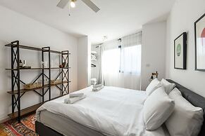 Stylish 3-BR Apt w Balcony and Parking