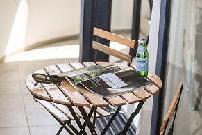 Stylish 3-BR Apt w Balcony and Parking