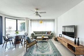 Stylish 3-BR Apt w Balcony and Parking