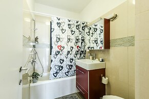 Stylish 3-BR Apt w Balcony and Parking