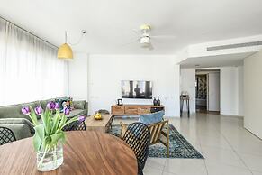 Stylish 3-BR Apt w Balcony and Parking