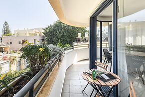 Stylish 3-BR Apt w Balcony and Parking