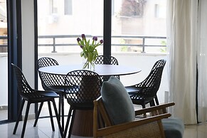 Stylish 3-BR Apt w Balcony and Parking