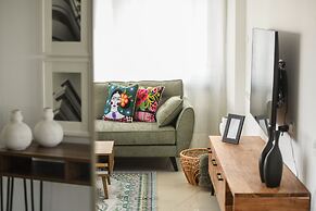 Stylish 3-BR Apt w Balcony and Parking