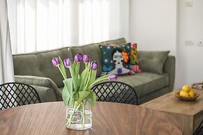 Stylish 3-BR Apt w Balcony and Parking