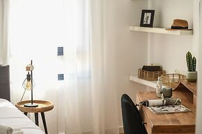 Stylish 3-BR Apt w Balcony and Parking