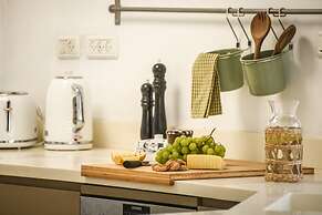 Stylish 3-BR Apt w Balcony and Parking