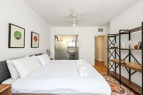 Stylish 3-BR Apt w Balcony and Parking