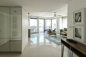 Stylish 3-BR Apt w Balcony and Parking