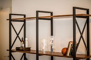 Stylish 3-BR Apt w Balcony and Parking