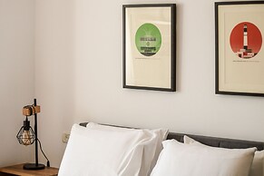 Stylish 3-BR Apt w Balcony and Parking