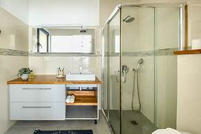 Stylish 3-BR Apt w Balcony and Parking