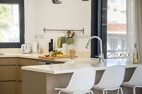 Stylish 3-BR Apt w Balcony and Parking