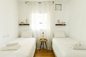 Stylish 3-BR Apt w Balcony and Parking