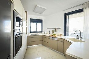 Stylish 3-BR Apt w Balcony and Parking