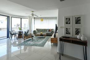 Stylish 3-BR Apt w Balcony and Parking