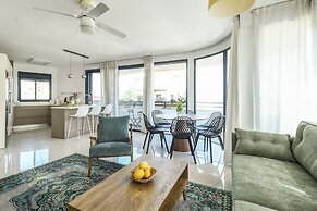 Stylish 3-BR Apt w Balcony and Parking