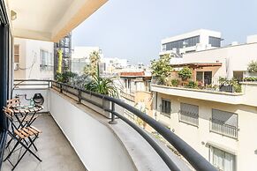 Stylish 3-BR Apt w Balcony and Parking