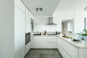 Opulent Ease 2BR Apt in Midtown