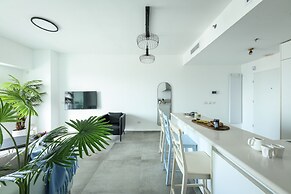 Opulent Ease 2BR Apt in Midtown