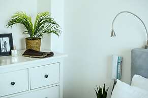 Opulent Ease 2BR Apt in Midtown