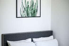 Opulent Ease 2BR Apt in Midtown