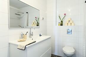 Opulent Ease 2BR Apt in Midtown