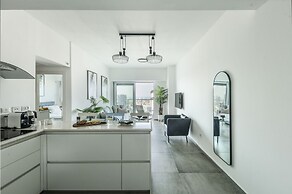 Opulent Ease 2BR Apt in Midtown