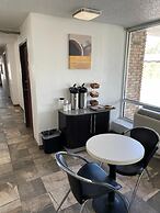 REGAL 8 INN & SUITES