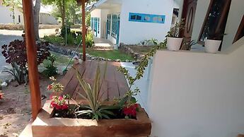 THE VILLAGE INN Rua Beach